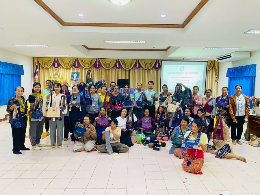 โครงการอบรมและพัฒนาคุณภาพชีวิตสตรี   “อบรมเย็บกระเป๋าผ้าแฟชั่นด้วยมือและเครื่องจักร”   ประจำปีงบประมาณ  2568